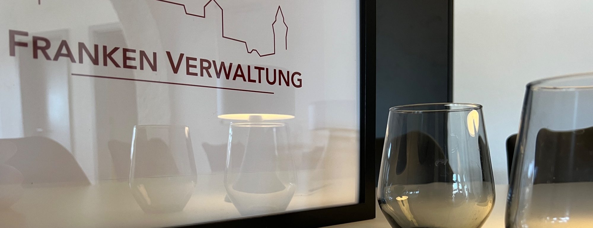 Einblick ins Büro mit dem Franken-Verwaltung-Schriftzug