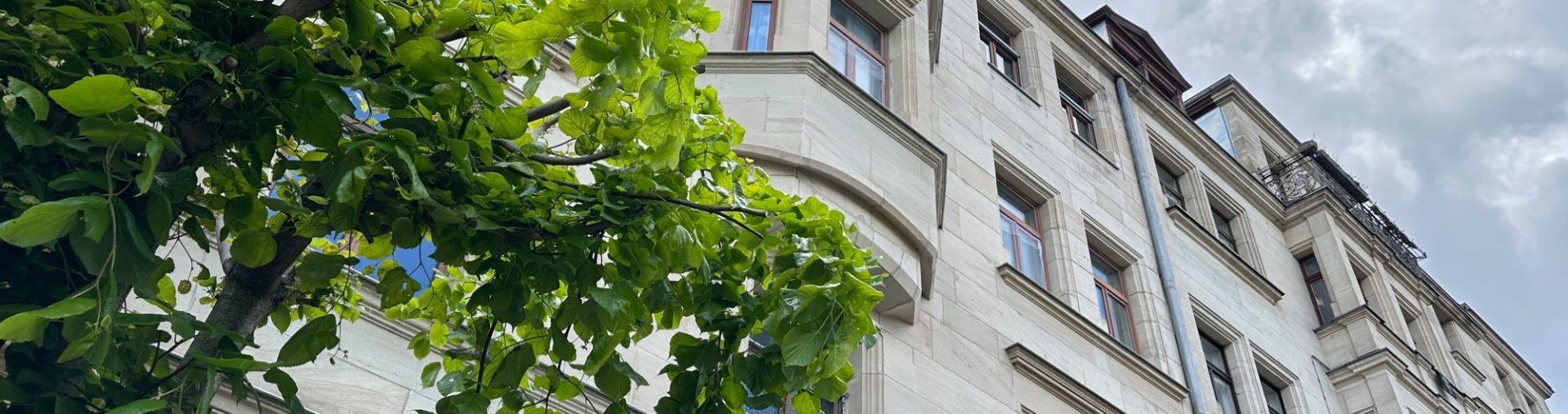 Gründerzeitfassade mit Bäumen vor dem Haus